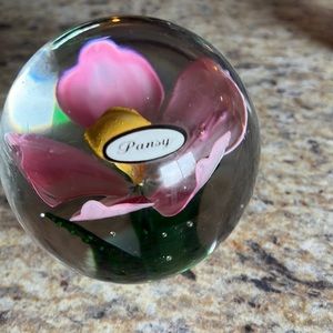 Dynasty Gallery Pansy paperweight